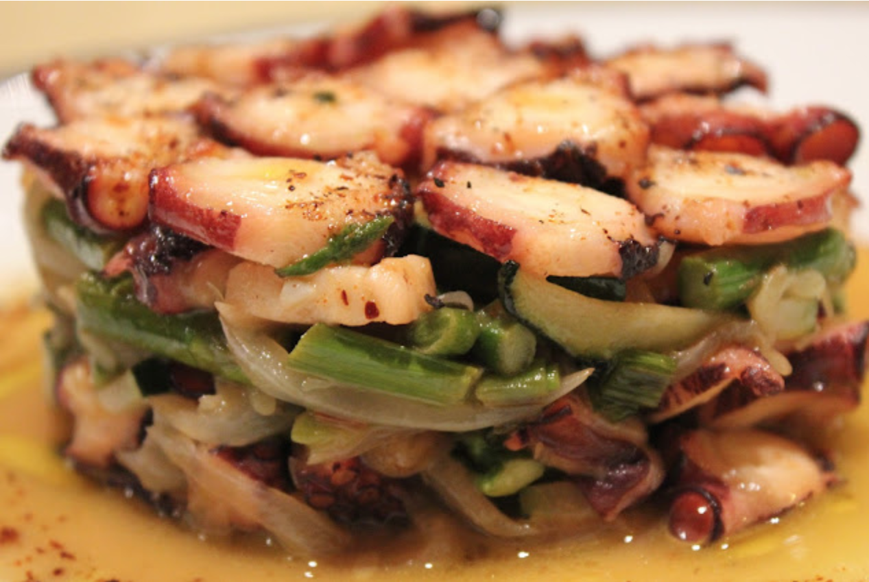 Pulpo salteado con verduras.